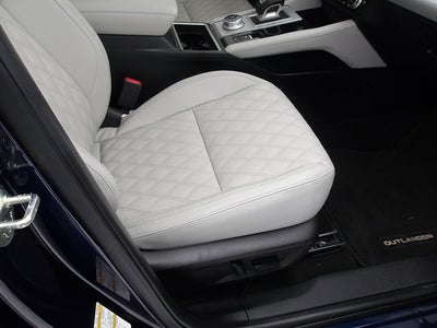 2023 Mitsubishi Outlander Base