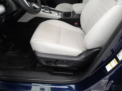 2023 Mitsubishi Outlander Base