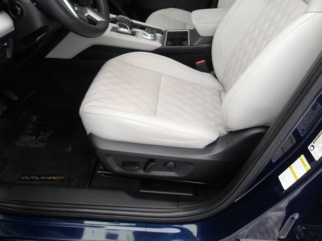 2023 Mitsubishi Outlander Base