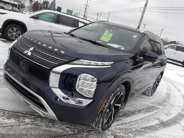 2023 Mitsubishi Outlander Base