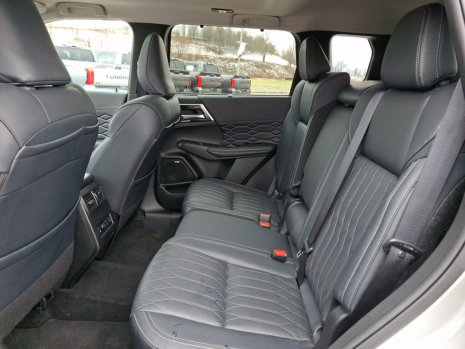 2025 Mitsubishi Outlander Base