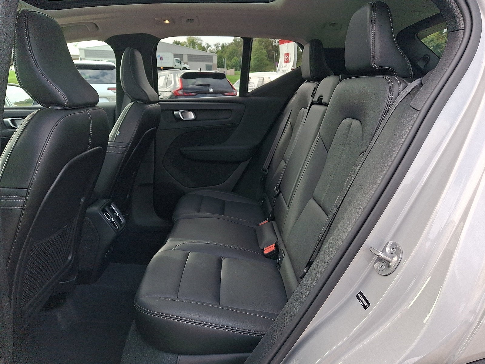 2025 Volvo XC40 Core Bright Theme