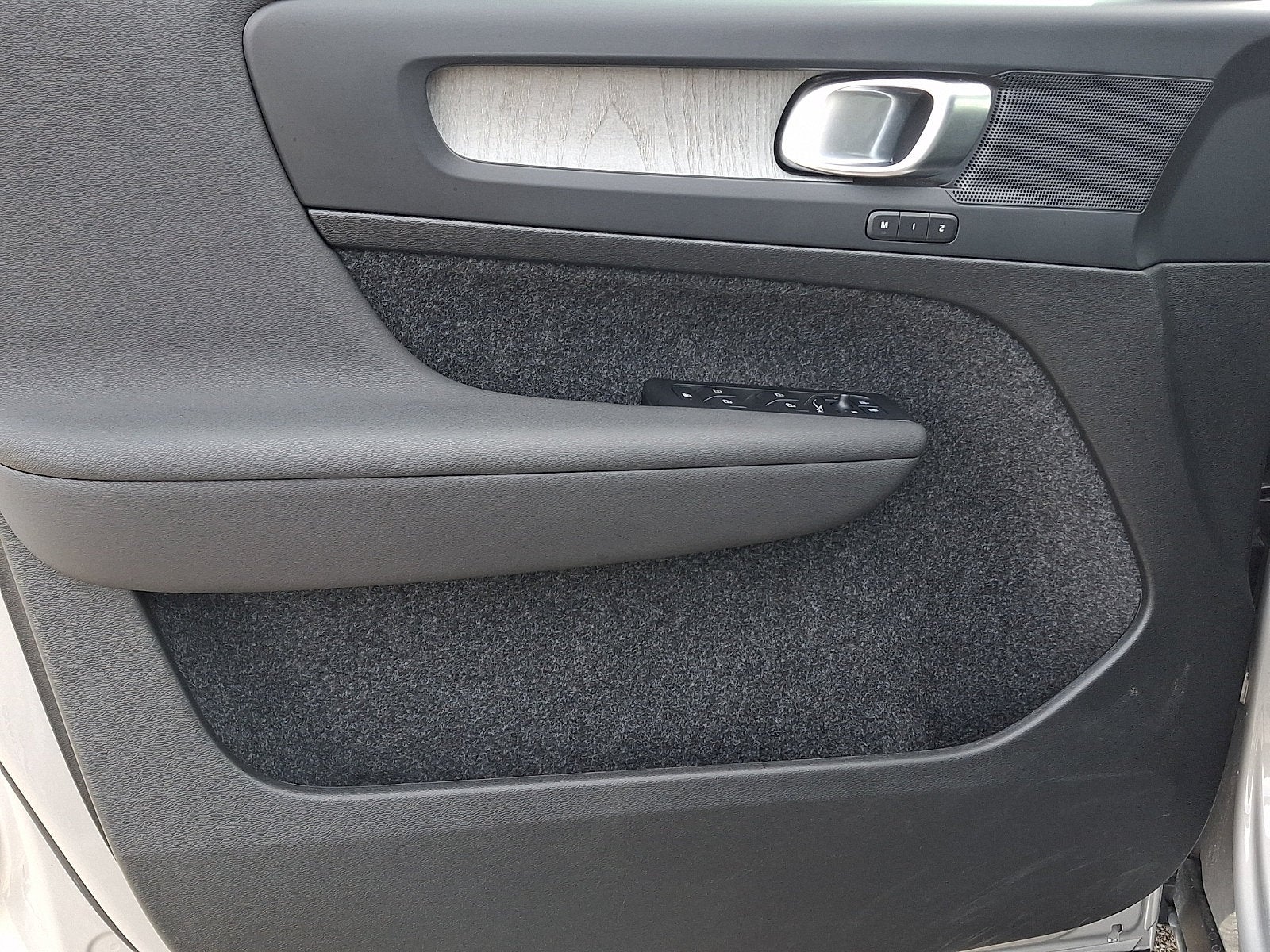 2025 Volvo XC40 Core Bright Theme