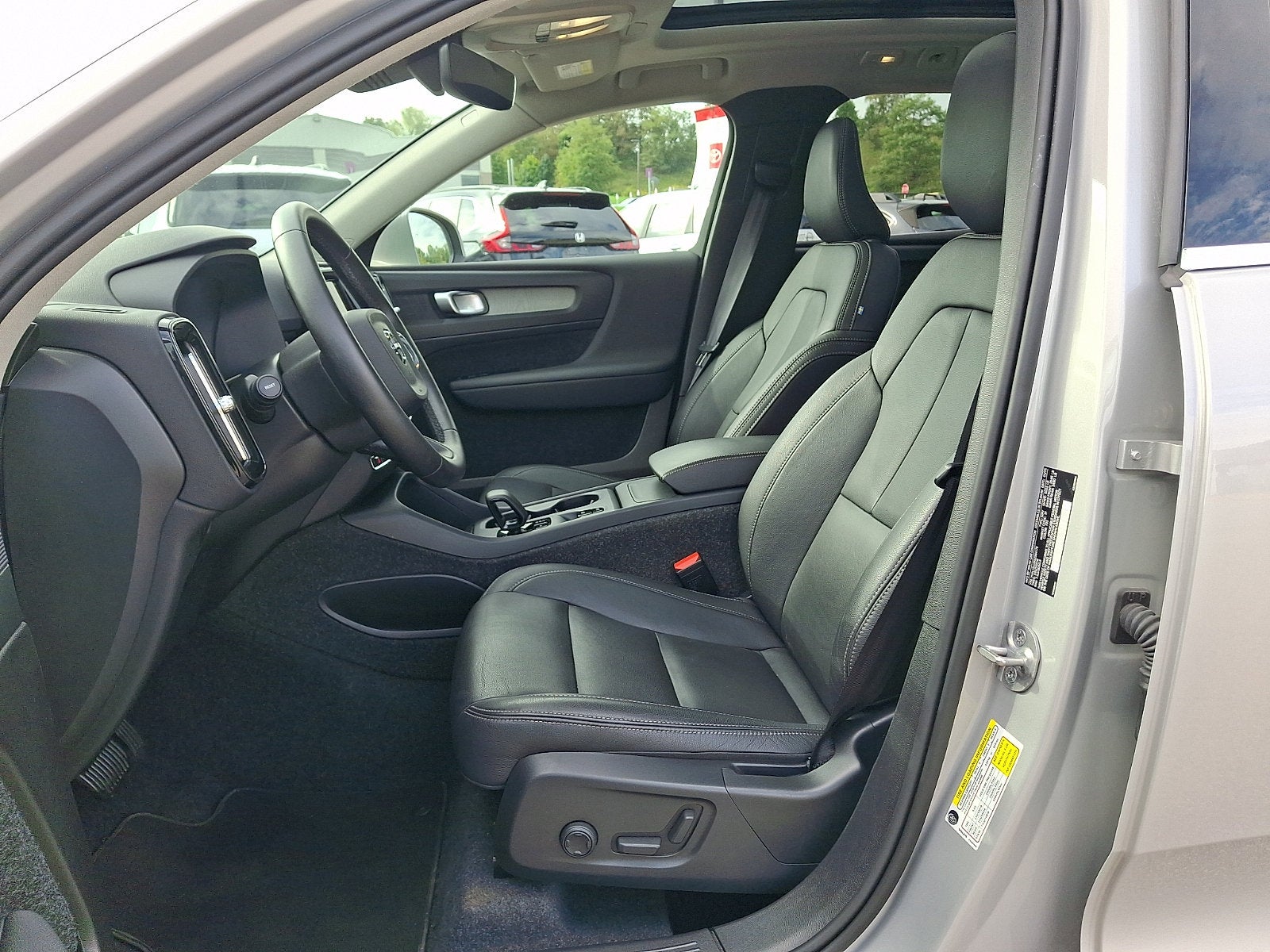2025 Volvo XC40 Core Bright Theme
