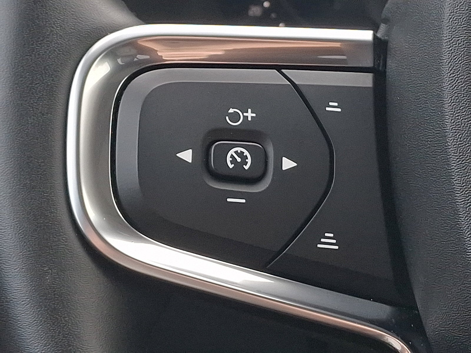 2025 Volvo XC40 Core Bright Theme