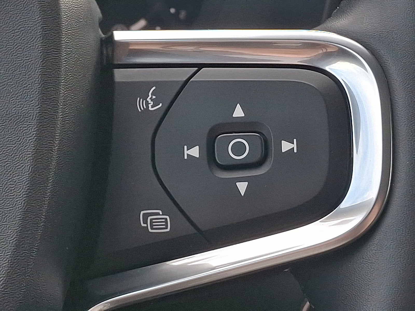 2025 Volvo XC40 Core Bright Theme