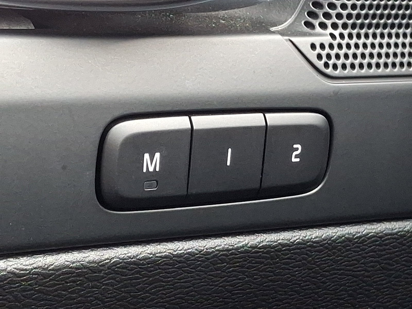 2025 Volvo XC40 Core Bright Theme