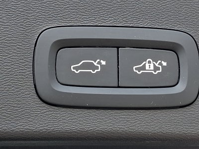 2025 Volvo XC40 Core Bright Theme