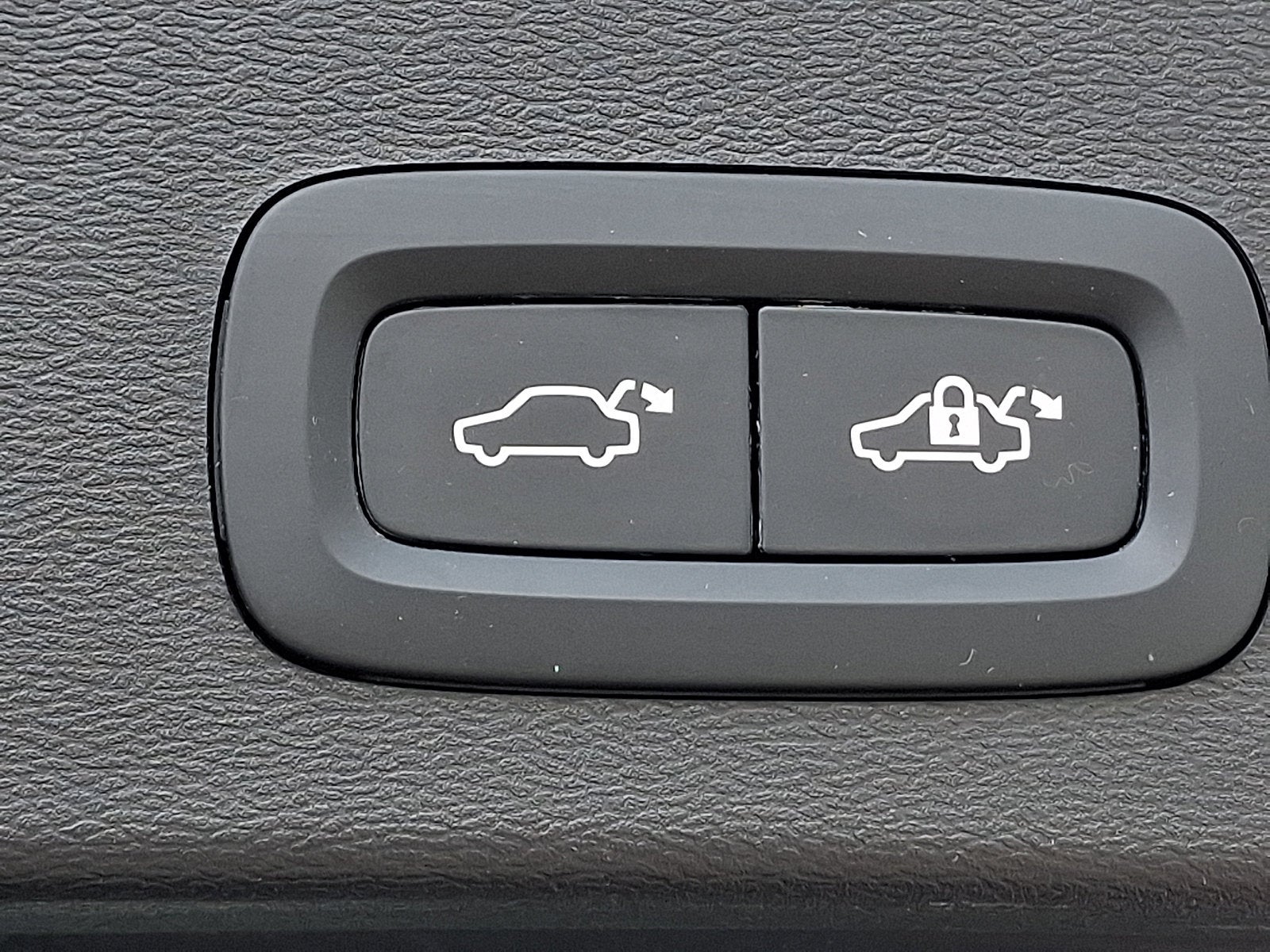 2025 Volvo XC40 Core Bright Theme