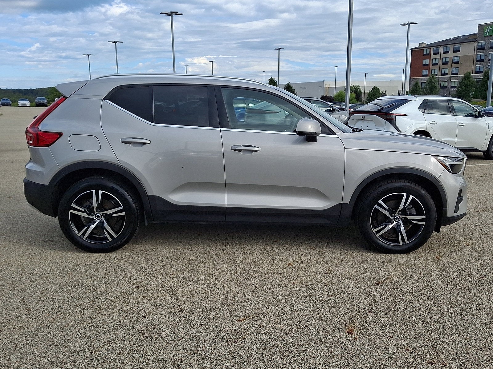2025 Volvo XC40 Core Bright Theme