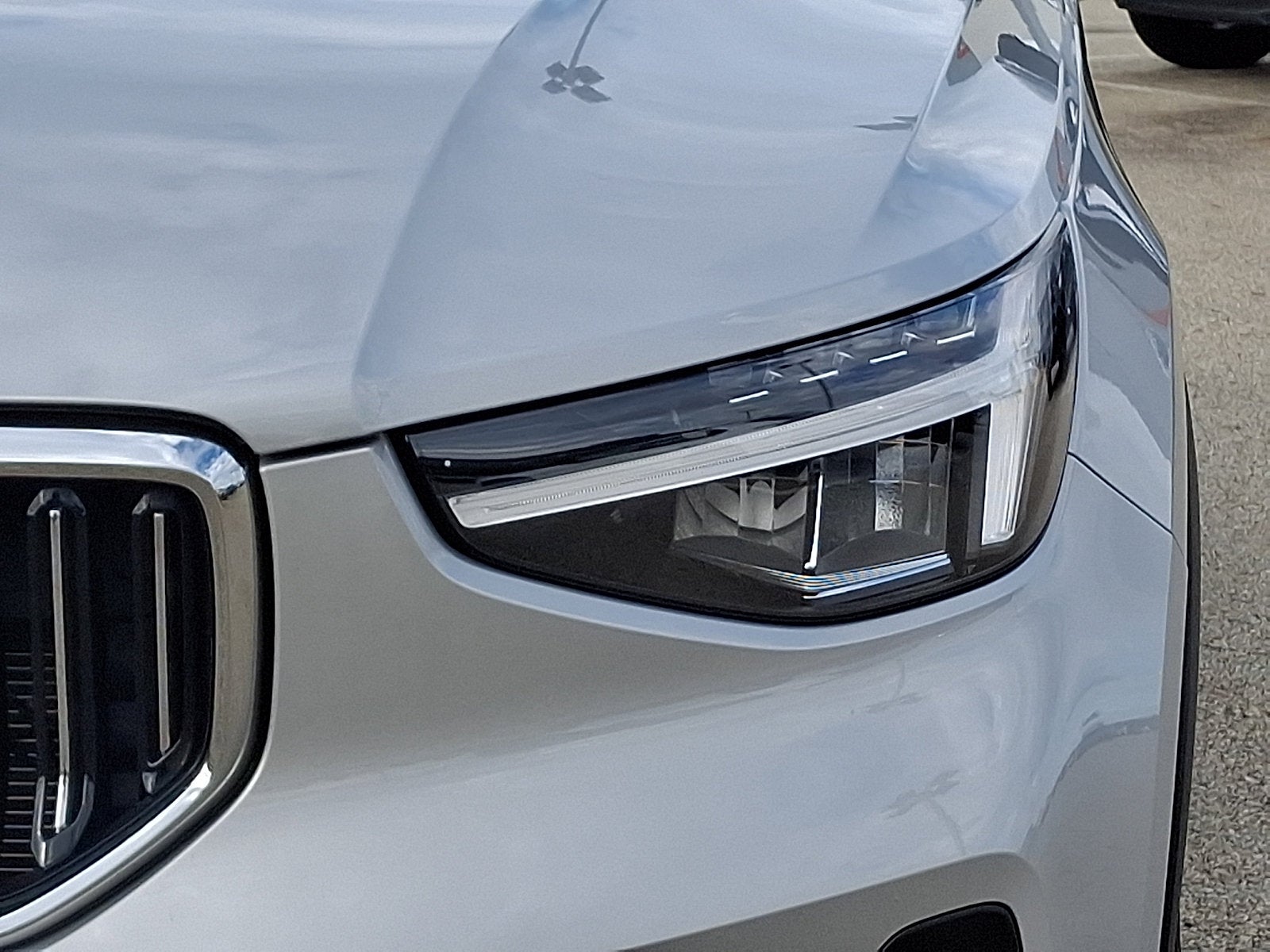 2025 Volvo XC40 Core Bright Theme