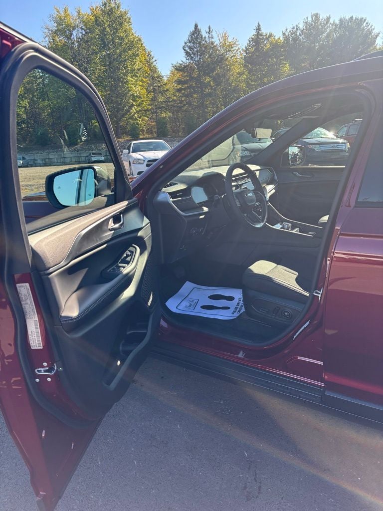 2025 Jeep Grand Cherokee GRAND CHEROKEE L LAREDO X 4X4