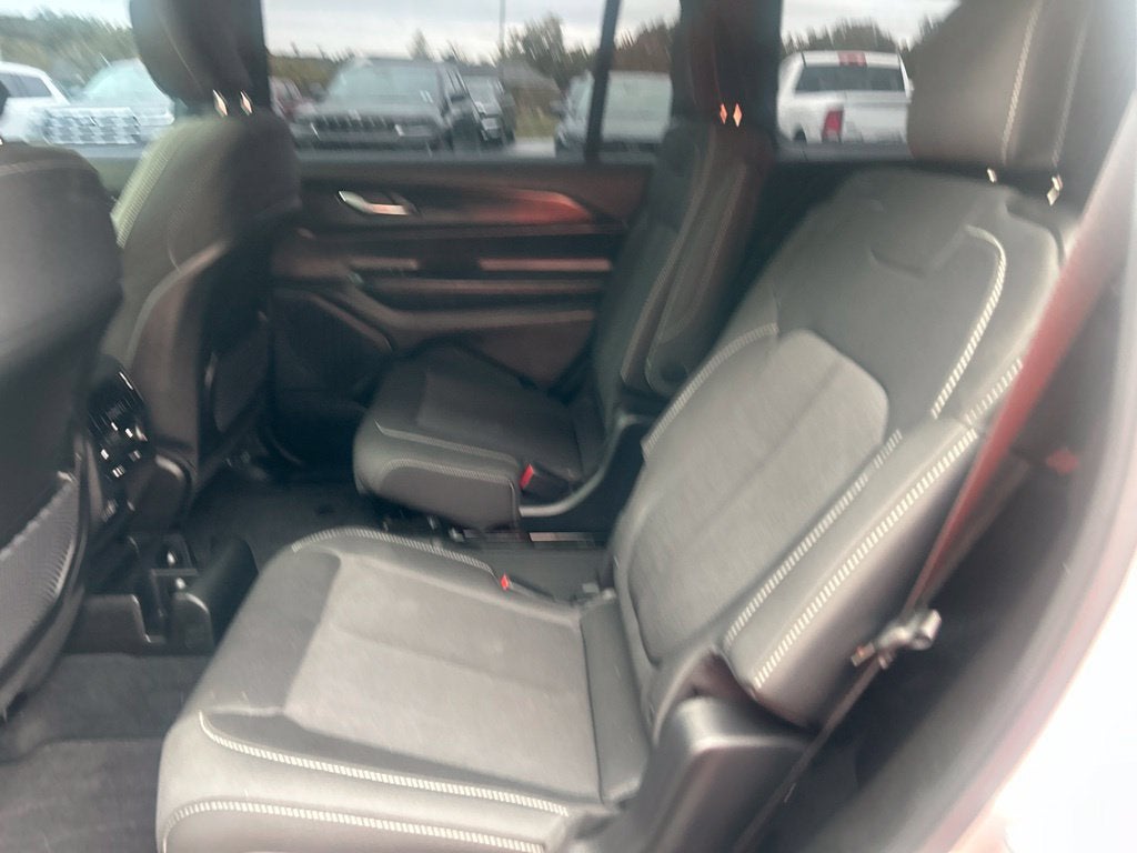 2025 Jeep Grand Cherokee L Laredo X 4x4