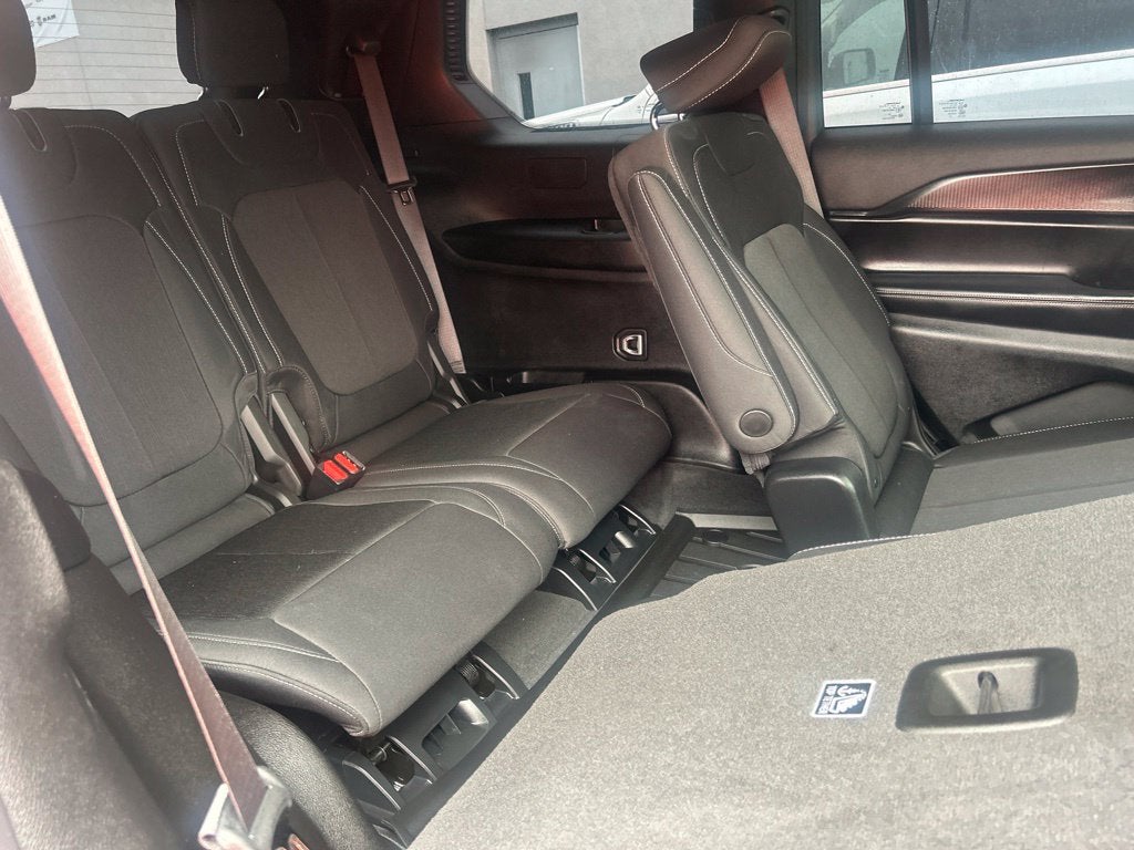 2025 Jeep Grand Cherokee L Laredo X 4x4