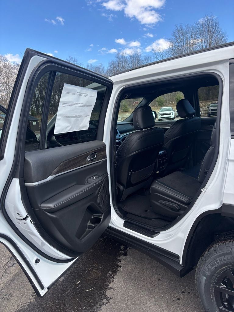 2026 Jeep Grand Cherokee GRAND CHEROKEE L LAREDO ALTITUDE 4X4