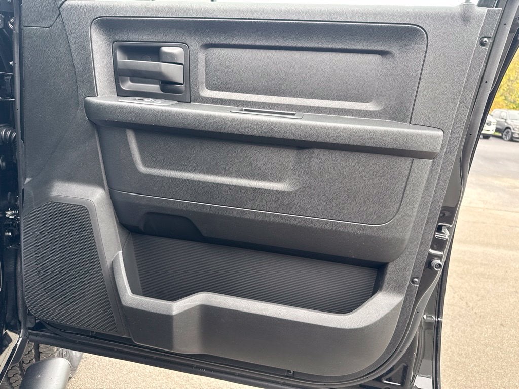 2027 RAM Ram 3500 RAM 3500 TRADESMAN CREW CAB 4X4 6'4' BOX
