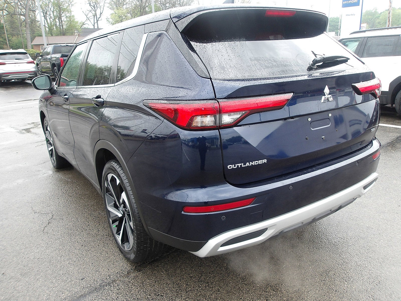 2023 Mitsubishi Outlander Base
