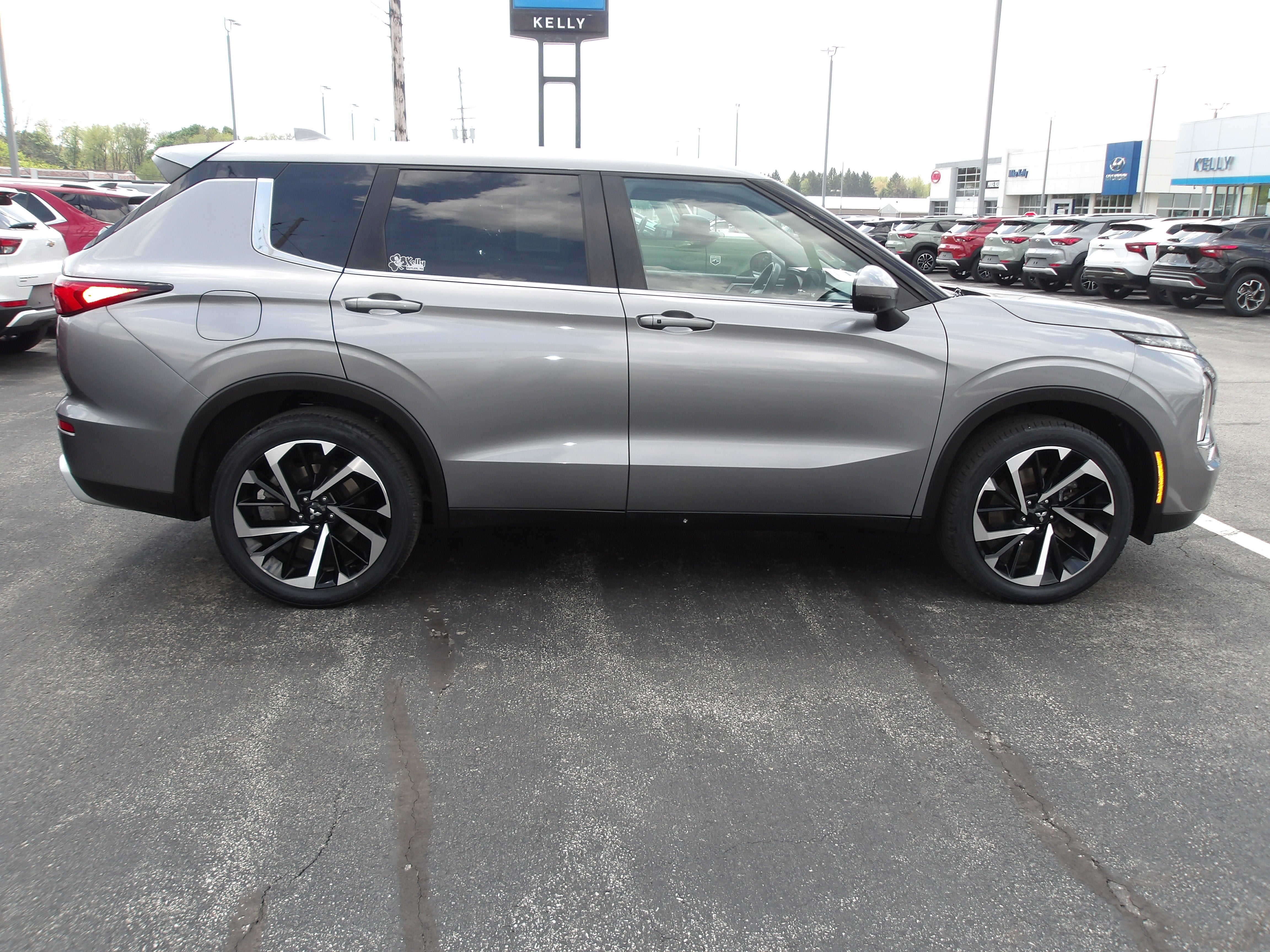 2022 Mitsubishi Outlander Base