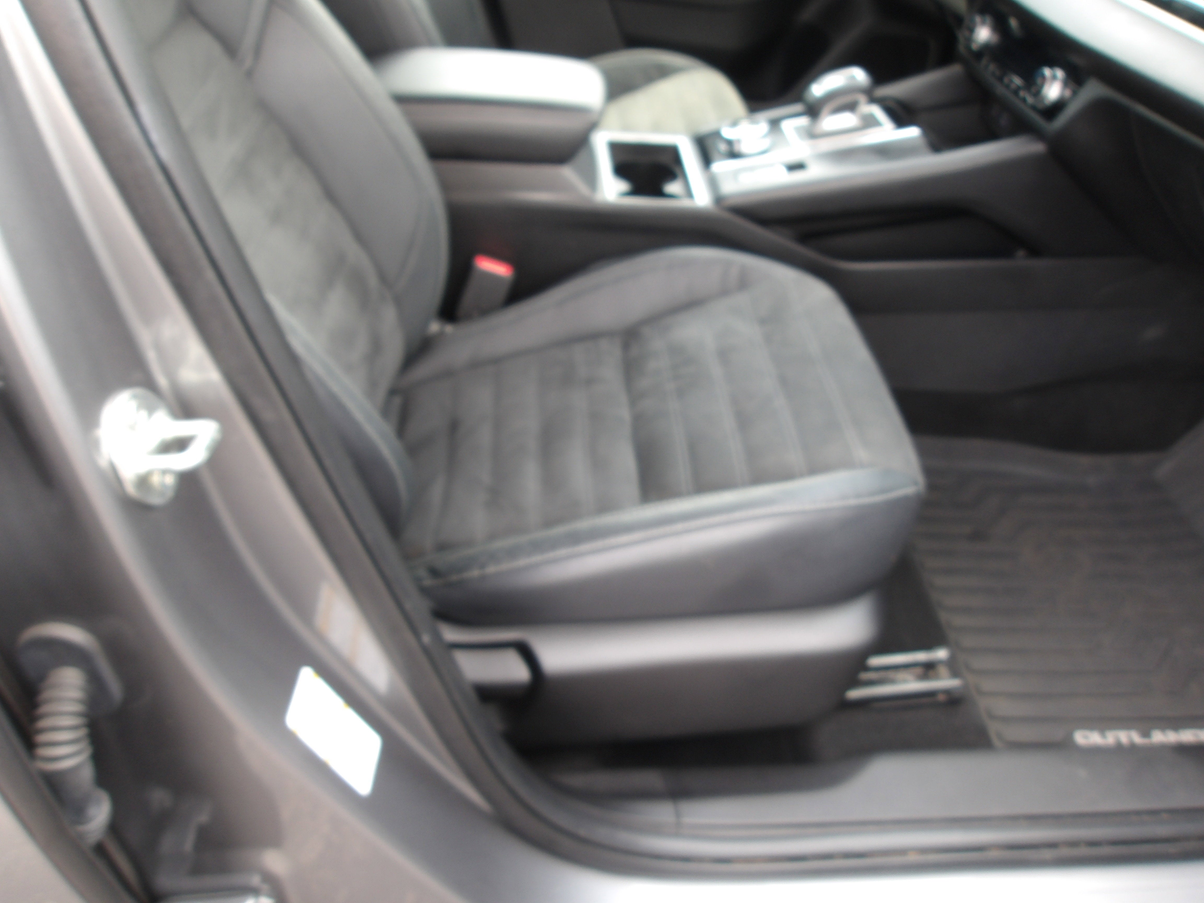 2022 Mitsubishi Outlander Base