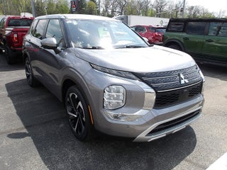 2022 Mitsubishi Outlander Base